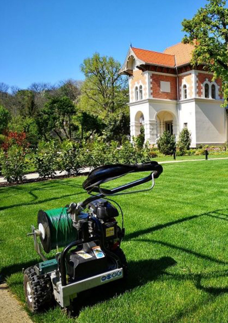 Kicsiny kastély Budapesten, gyönyörű kerttel és zöld pázsittal - Husqvarna Automower telepítés
